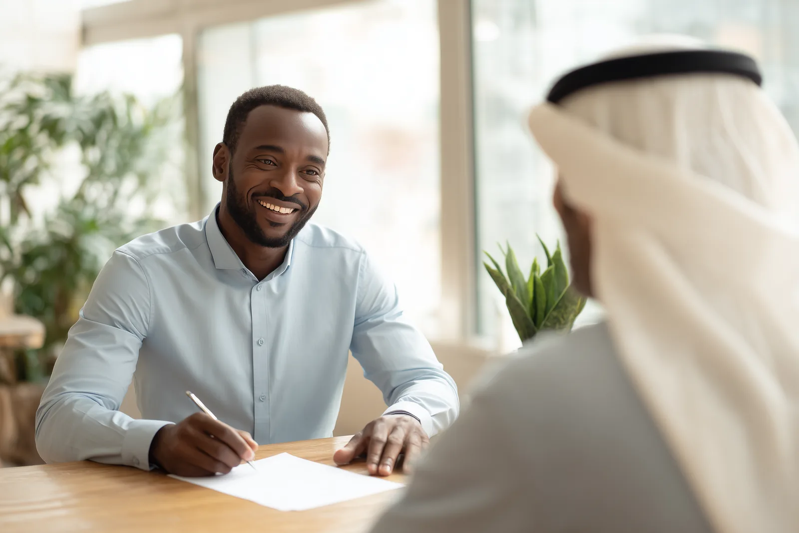 موظف يوقّع إقرار الاستقدام الأخلاقي